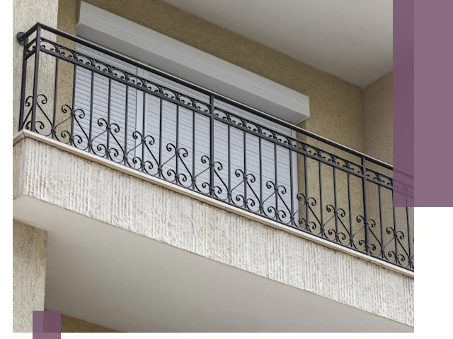 Балконные ограждения из металла и стекла в Мелеузе для домов