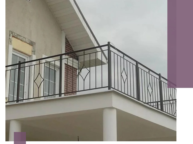 Изготовление балконных ограждений в Мелеузе из металла и стекла